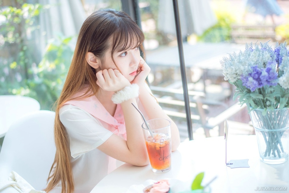 在这里，与各位再共同勉励一次，我们要做聪明的人，做有智慧的人有慈爱又肯诚实对人对己的勇者。就算天大的事情来了，也不逃避它，心平气和地为自己争取最合理的解决之道，不可以做一个弱者，凡是不顺心便跌倒的人是要被社会淘汰的，做一个有弹性的人，当是我们一生追求的目标。——三毛《亲爱的三毛》